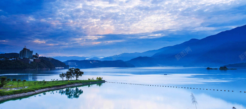 蓝色湖光山色风景背景摄影图片
