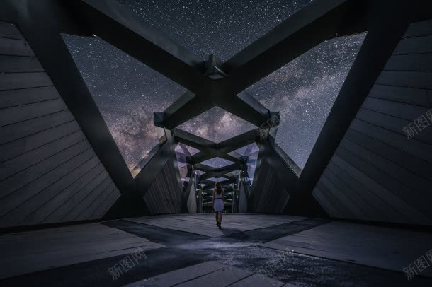 夜晚散步仰望星空jpg设计背景_新图网 https://ixintu.com 仰望 仰望视角 夜晚 散步 星空