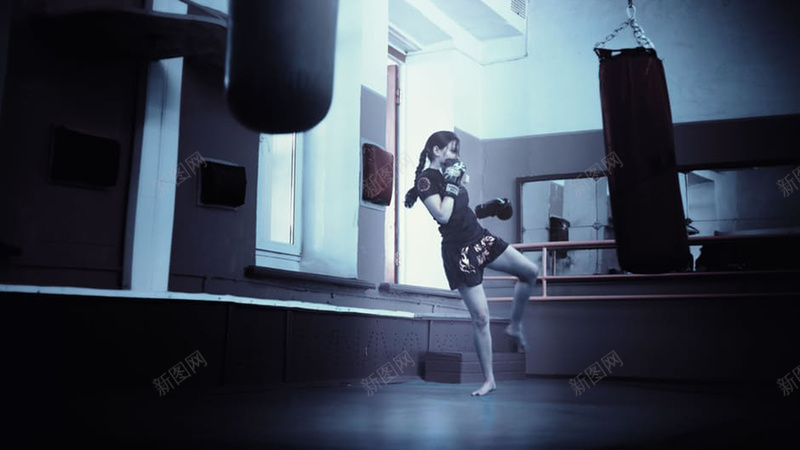 冷色调仰拍锻炼运动拳击女生图psd设计背景_新图网 https://ixintu.com 女生 运动 运动拳击 锻炼