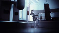 冷色图冷色调仰拍锻炼运动拳击女生图高清图片