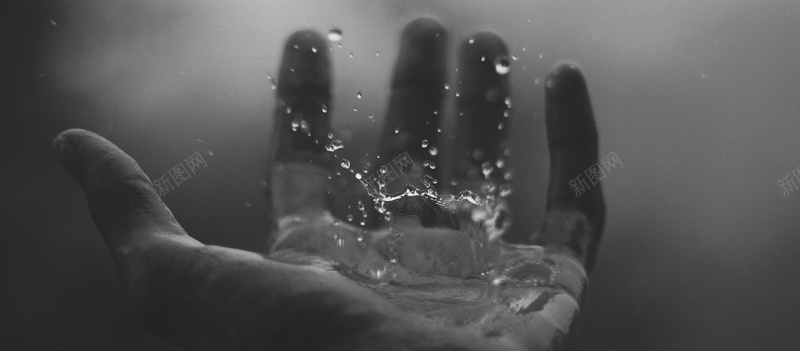 黑白摄影滴在手上的水摄影图片