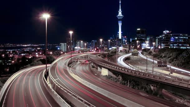 霓虹灯下的城市道路背景