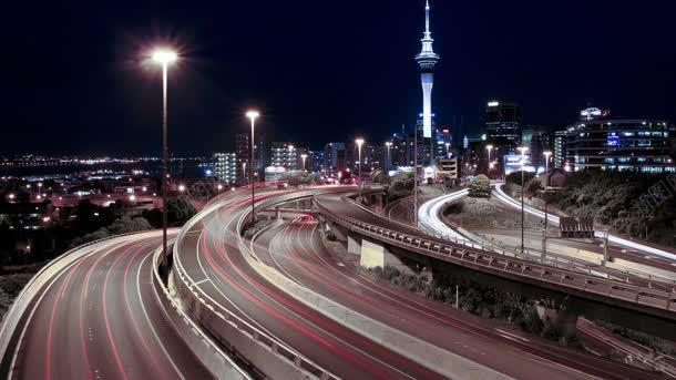 霓虹灯下的城市道路jpg设计背景_新图网 https://ixintu.com 城市 道路 霓虹灯