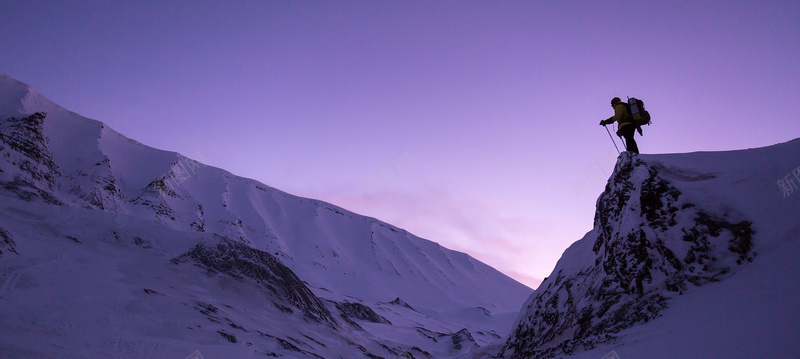 登雪山背景jpg_新图网 https://ixintu.com 摄影 海报banner 登雪山背景 紫色夜空 背包客 风景