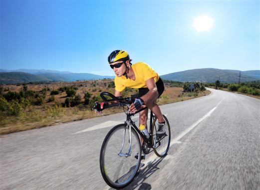 男人公路上骑自行车的运动员人物背景摄影图片