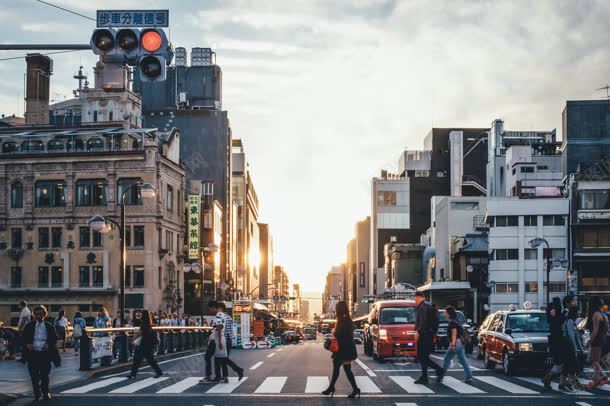 行走在夕阳街道的人群jpg设计背景_新图网 https://ixintu.com 人群 夕阳 行走 街道