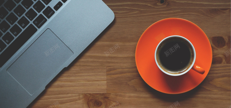 咖啡伴随工作时光jpg设计背景_新图网 https://ixintu.com 咖啡 商务 木纹桌面 海报banner 电脑 科幻 科技 红色咖啡杯