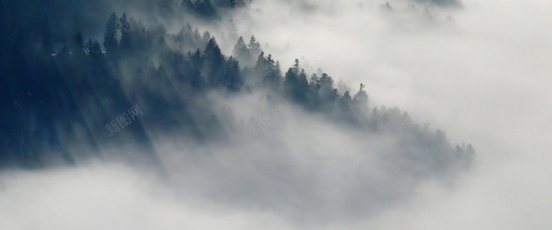 虚幻在雾里的山峰摄影图片