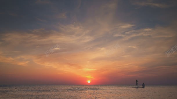 日落前的大海小船背景