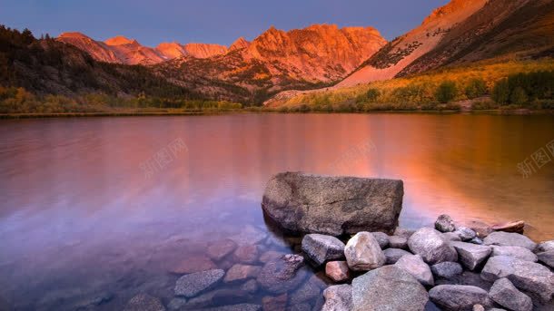 夕阳下红色山峰海水jpg设计背景_新图网 https://ixintu.com 夕阳 山峰 海水 红色