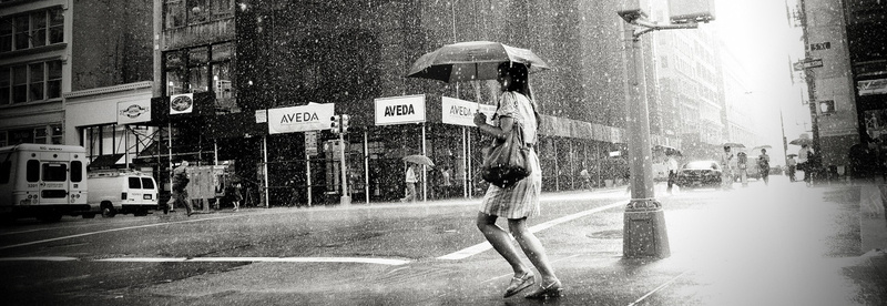 非主流雨中欧式街景banner摄影图片