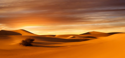 黄昏黄昏下的云彩晚霞沙漠高清图片