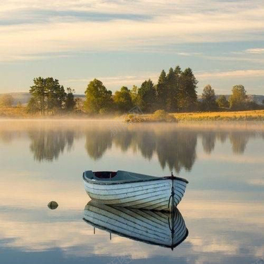 浪漫的湖泊小舟背景摄影图片