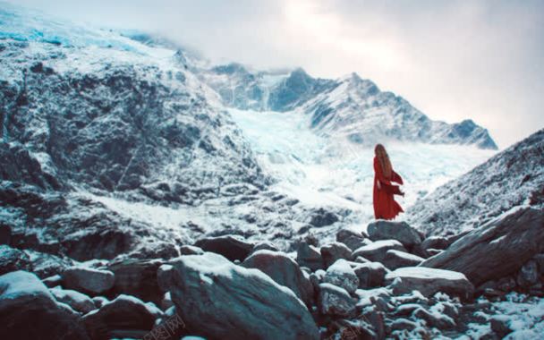 蓝色雪地山峰美女背景