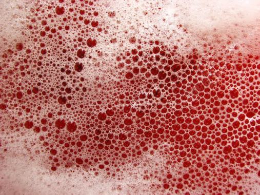 泡沫下的红色液体背景
