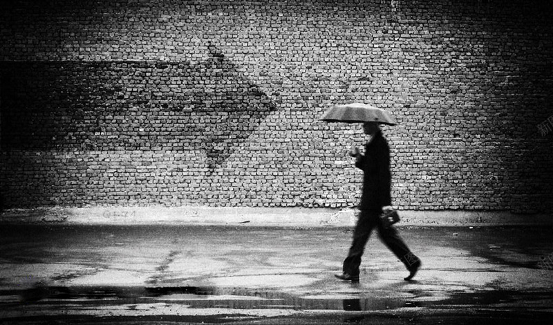 怀旧黑白街景背景psd_新图网 https://ixintu.com 下雨 下雨天 剪影 摄影 撑伞 箭头 行人 雨伞 雨天 风景