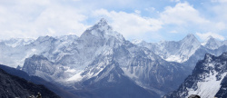 群山缭绕雪山山峰背景高清图片