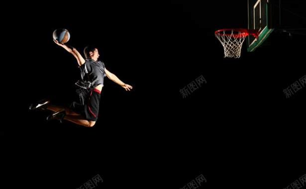 男人打篮球扣篮的人物摄影图片