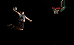 外国的运动员打篮球扣篮的人物高清图片