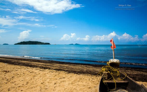 蓝天下的大海沙滩木船jpg设计背景_新图网 https://ixintu.com 大海 木船 沙滩 蓝天