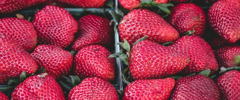 草莓背景jpg设计背景_新图网 https://ixintu.com 新鲜 水果 海报banner 红色 纹理 草莓 质感