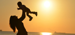 海洋日落母亲与女儿高清图片