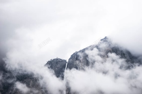 云雾中的山峰海报背景背景