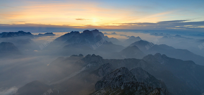 黄昏群山背景图jpg_新图网 https://ixintu.com 云雾 山峰 摄影 海报banner 火烧云 远山 风景 黄昏