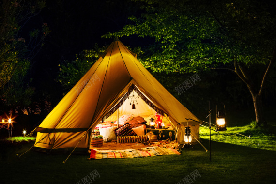 夜里亮着灯的露营帐篷背景背景