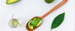 切鳄梨绿色的健康食品鳄梨和柠檬高清图片