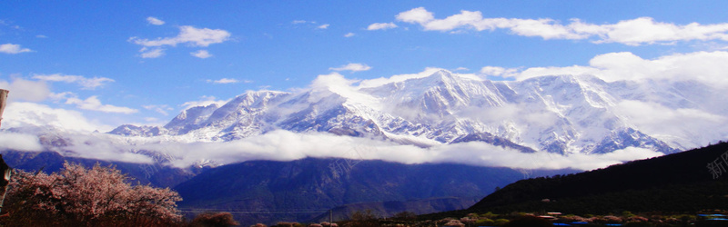 雪山草地背景背景