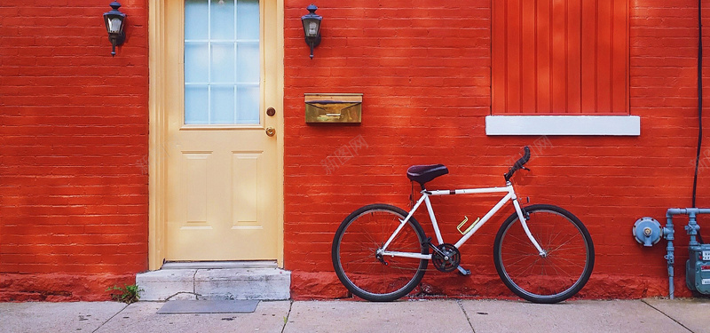 红墙下的自行车摄影图片