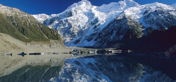 雪山湖水背景背景