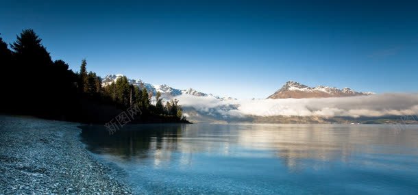 雪山树林湖水背景jpg设计背景_新图网 https://ixintu.com 树林 湖水 自然风光 雪山