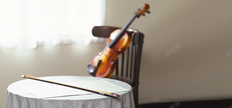 手绘的音乐乐器清新文艺乐器音乐小提琴家居窗台背景摄影图片