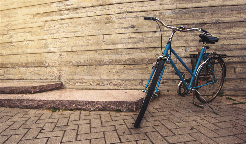 复古怀旧自行车街景图psd_新图网 https://ixintu.com 交通工具 摄影 老式自行车 脚踏车 自行车 街头景色 运动 风景