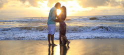 浪漫男子在海边接吻的男女高清图片