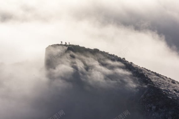 山顶人物攀登云层背景