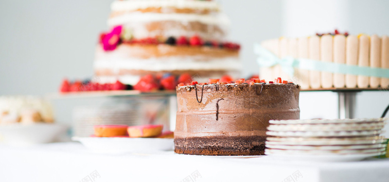 巧克力蛋糕背景图jpg设计背景_新图网 https://ixintu.com 巧克力蛋糕 树莓 海报banner 特写 盘子 食物