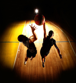 外国的运动员打篮球扣篮的人物图高清图片