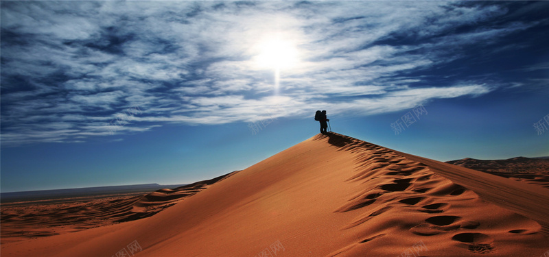 登峰人背景图jpg_新图网 https://ixintu.com 摄影 沙漠 海报banner 自然 运动 风景