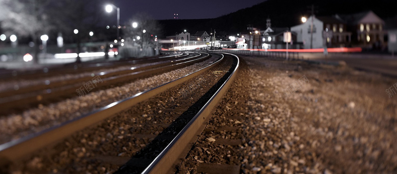 夜晚下的火车轨道摄影图片
