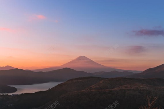 蓝天阳光山峰河流背景