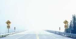2018阳光路上独自走在阳光明媚的公路上高清图片