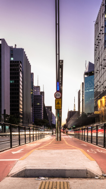 城市街道路口夜景摄影背景摄影图片