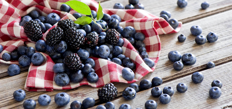 新鲜逼真的水果新鲜美食水果蓝莓树莓覆盆子摄影图片