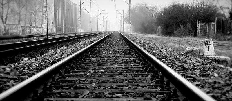 黑白复古火车轨道摄影图片