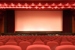 红色银幕电影院红色座椅全景高清图片