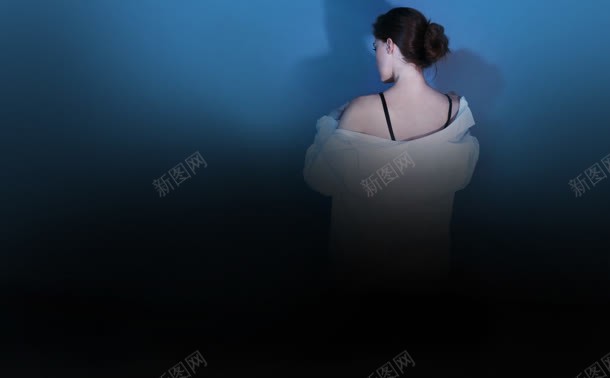 蓝色性感外国美女jpg设计背景_新图网 https://ixintu.com 外国 性感 美女 蓝色