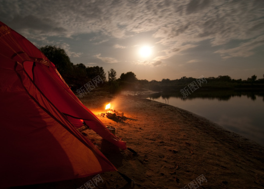 湖边露营帐篷与篝火摄影图片